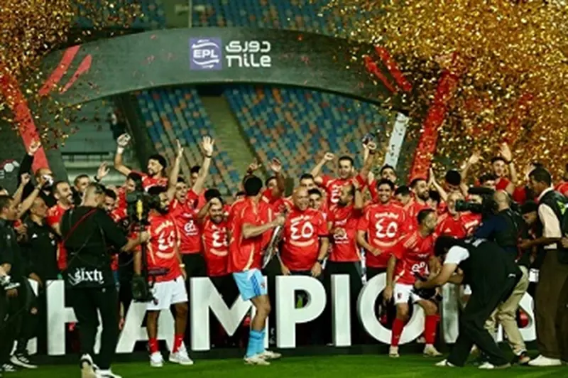 <p><strong>التقرير الحصري: الأهلي يتوج بلقب الدوري الـ45 واحتفالات بيراميدز (فيديو وصور)</strong></p> التقرير الحصري: الأهلي يتوج بلقب الدوري الـ45 واحتفالات بيراميدز (فيديو وصور)