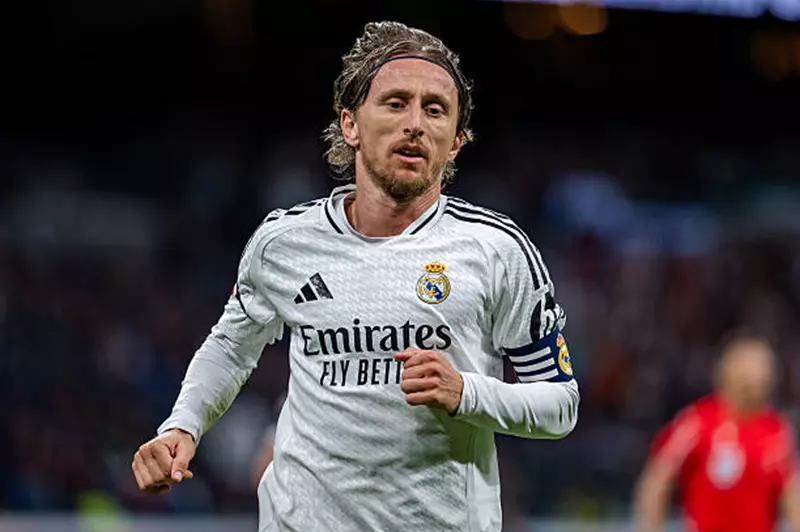 نجم ريال مدريد لوكا مودريتش يجذب اهتمام نادٍ اسكتلندي بارز نجم ريال مدريد لوكا مودريتش يجذب اهتمام نادٍ اسكتلندي بارز