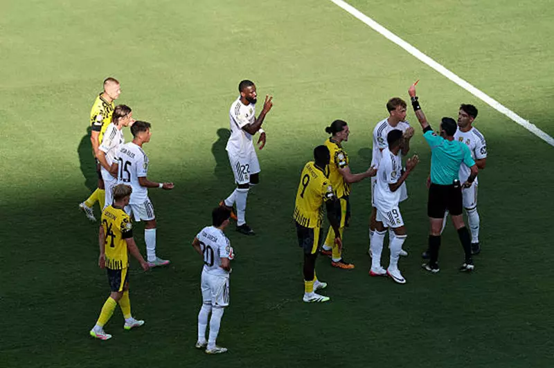 بعد إقالة هويسن: تسليط الضوء على 15 بطاقة حمراء في بطولة كأس العالم للأندية بعد إقالة هويسن: تسليط الضوء على 15 بطاقة حمراء في بطولة كأس العالم للأندية