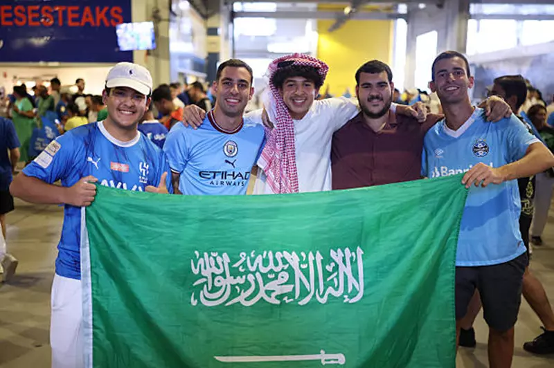 تجربة جماهيرية استثنائية: أجواء احتفالية قبل مباراة الهلال ومانشستر سيتي (صور) تجربة جماهيرية استثنائية: أجواء احتفالية قبل مباراة الهلال ومانشستر سيتي (صور)