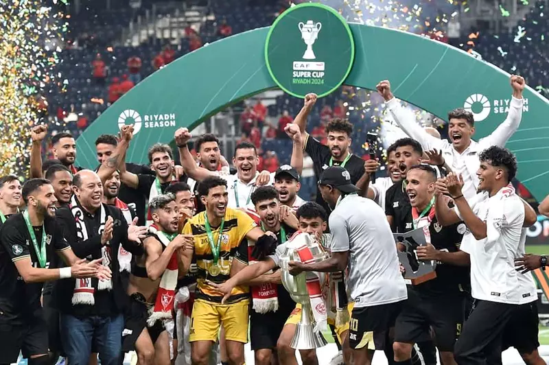 وداعٌ مؤثر: لحظات خالدة ورسائل مؤثرة أثناء رحيل شيكابالا عن الزمالك (صور وفيديو) وداعٌ مؤثر: لحظات خالدة ورسائل مؤثرة أثناء رحيل شيكابالا عن الزمالك (صور وفيديو)